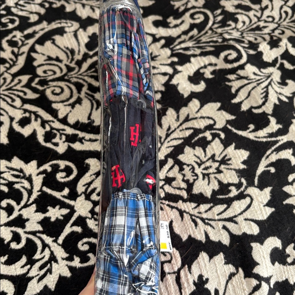 Three pack of Tommy Hilfiger woven boxer, shorts size medium - Picture 5 of 6